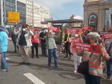 Cerca de 300 manifestantes cortan el tráfico en Barcelona con carteles donde se lee "Cataluña no tiene rey" 