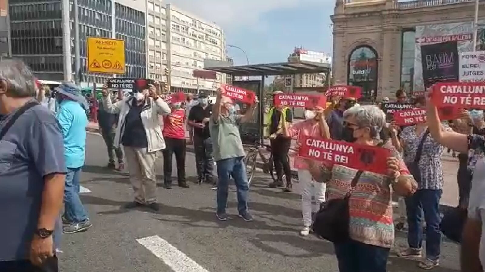 Cerca de 300 manifestantes cortan el tráfico en Barcelona con carteles donde se lee 