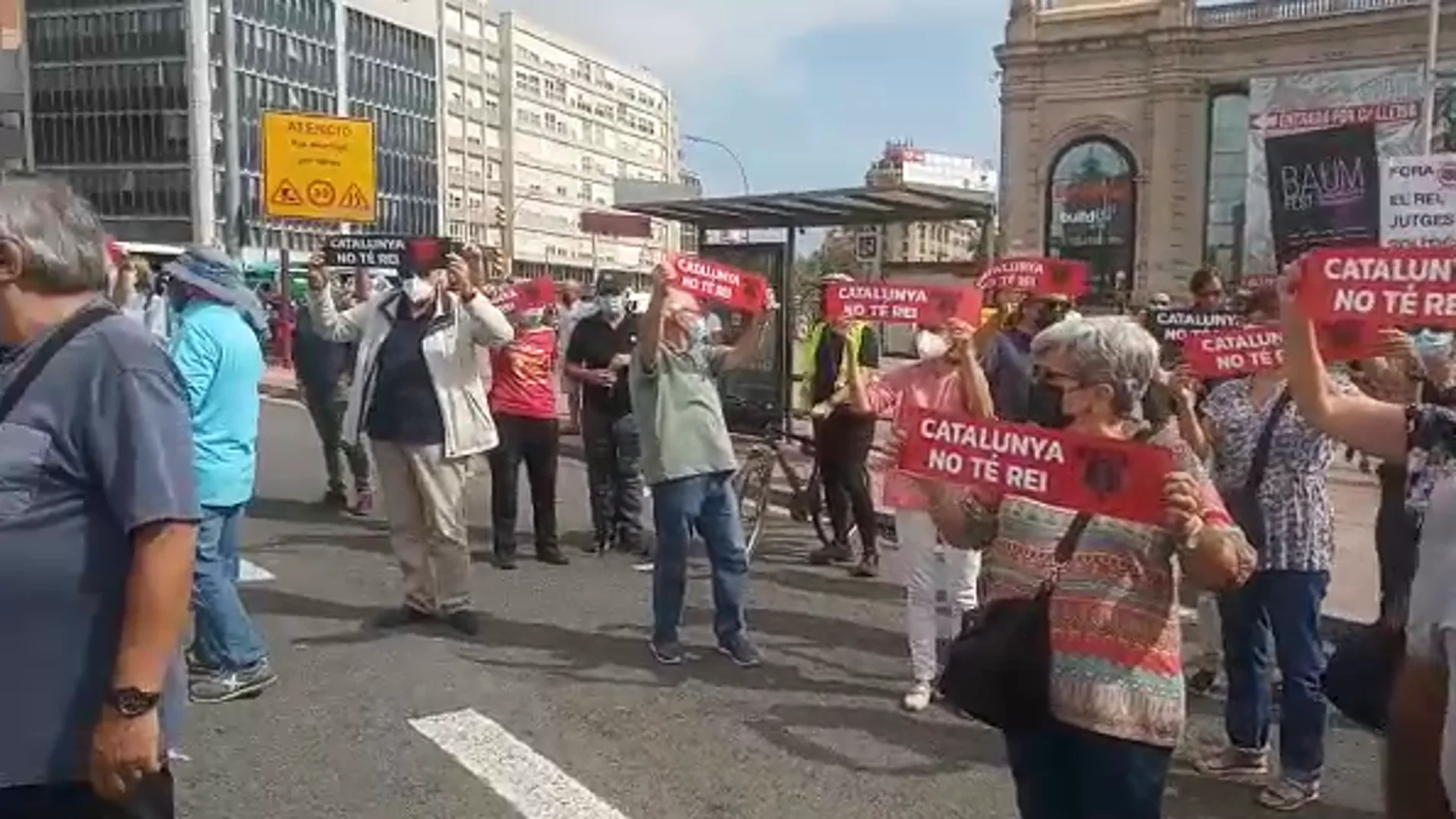 Cerca de 300 manifestantes cortan el tráfico en Barcelona con carteles donde se lee "Cataluña no tiene rey" 