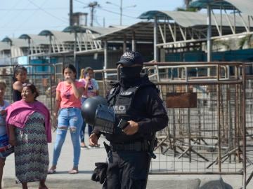 Ecuador declara estado de excepción carcelaria tras muerte de más de 100 presos en un motín
