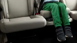 Imagen de archivo de un niño en un coche Imagen de archivo de un niño en un coche