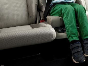Imagen de archivo de un niño en un coche