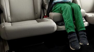Imagen de archivo de un niño en un coche
