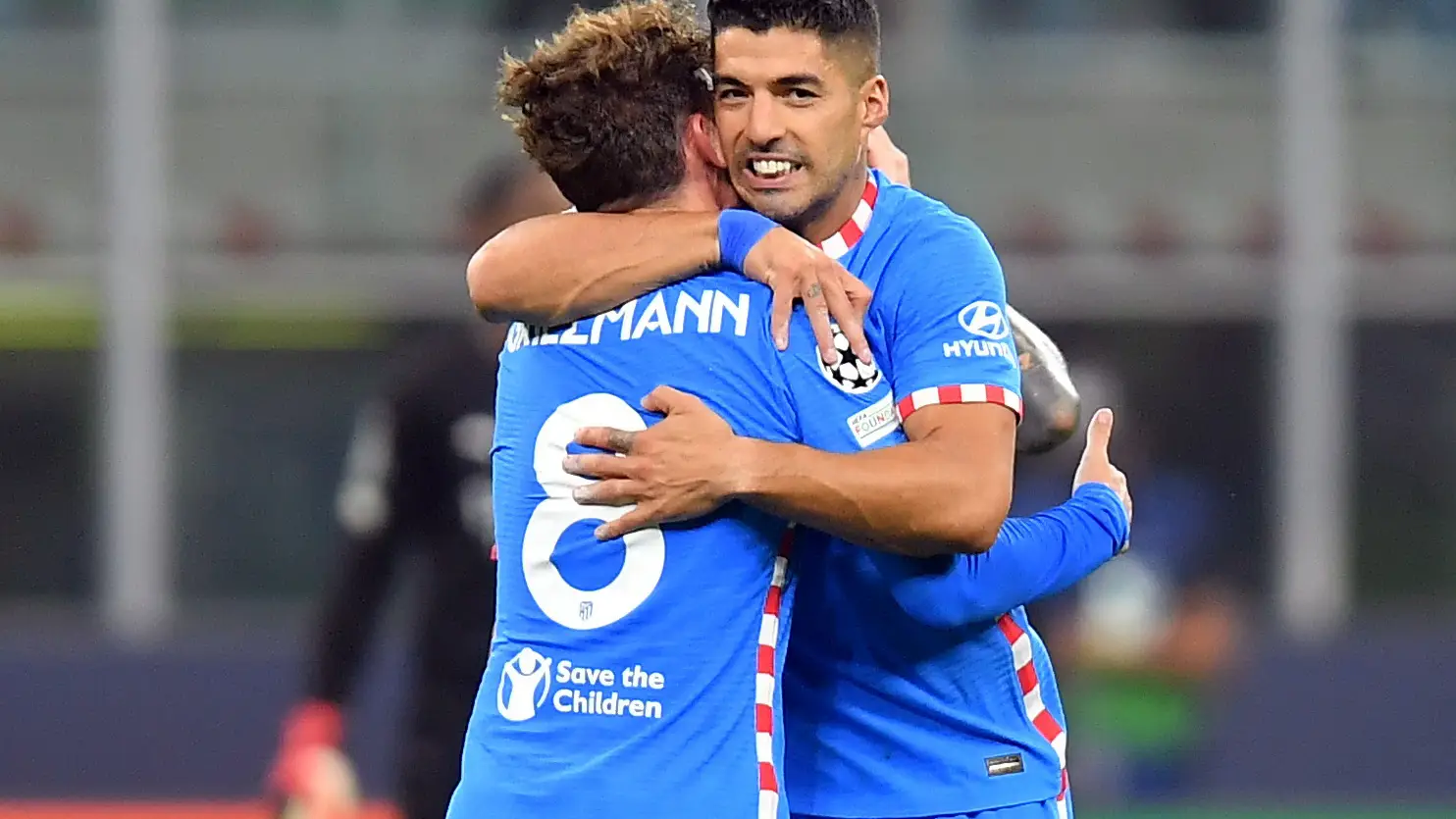 Luis Su&aacute;rez se abraza con Griezmann en San Siro
