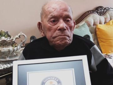 Saturnino de la Fuente recibe el título Guinness World Record al hombre más longevo del mundo con 112 años