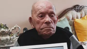 Saturnino de la Fuente recibe el título Guinness World Record al hombre más longevo del mundo con 112 años Saturnino de la Fuente recibe el título Guinness World Record al hombre más longevo del mundo con 112 años