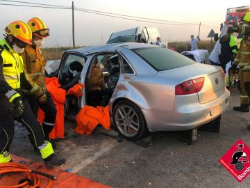 Mueren dos personas y otras cuatro resultan heridas en un accidente de tráfico en Alicante