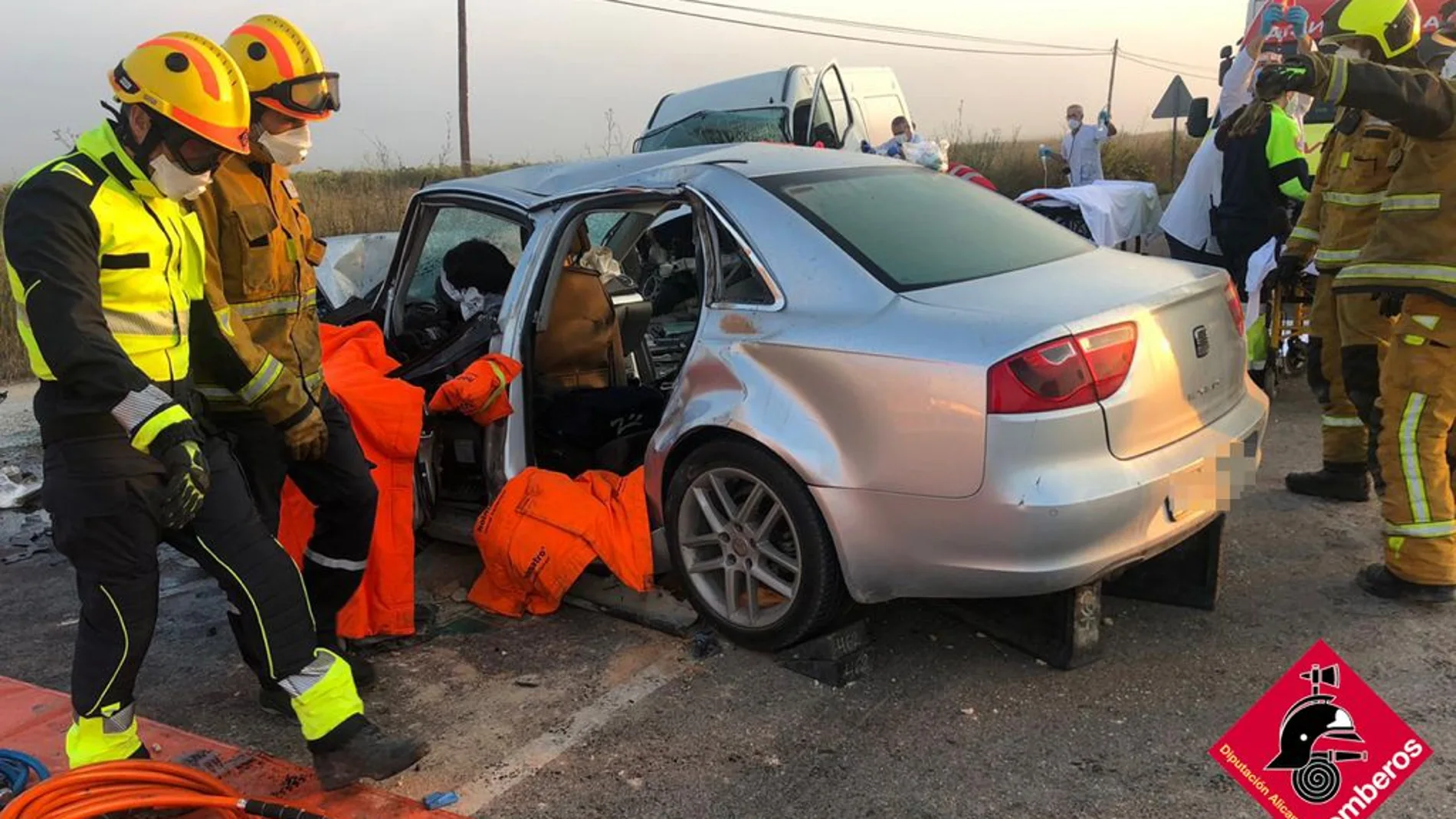Mueren dos personas y otras cuatro resultan heridas en un accidente de tráfico en Alicante