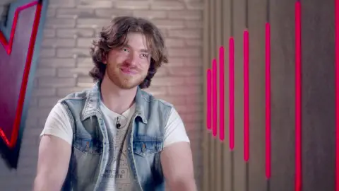 Ángel Valera: “Soy trasmetal pero vivo de cantar pop y reguetón en una orquesta” Ángel Valera: “Soy trasmetal pero vivo de cantar pop y reguetón en una orquesta”