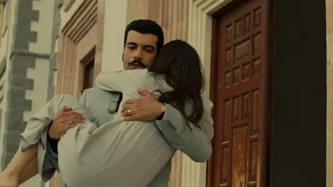 Demir rescata a Züleyha del psiquiátrico Demir rescata a Züleyha del psiquiátrico