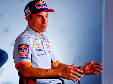 Marc Márquez contesta a Michel Fabrizio tras la muerte de Dean Berta Viñales: "No quiero ni decir su nombre" Marc Márquez contesta a Michel Fabrizio tras la muerte de Dean Berta Viñales: "No quiero ni decir su nombre"