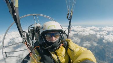 Ramón Morillas bate el récord mundial de altitud en paramotor sobrevolando Granada