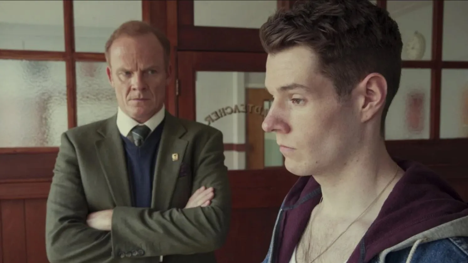 Alistair Petrie (Mr Groff) y Connor Swindells (Adam) en en 'Sex Education' 