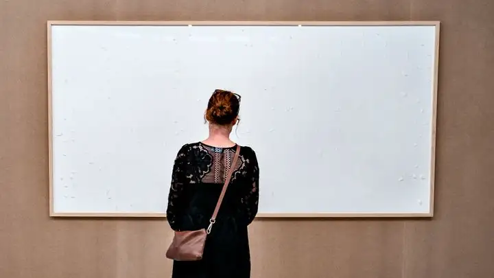 Un artista recibe más de 70.000 euros y presenta dos lienzos en blanco Un artista recibe más de 70.000 euros y presenta dos lienzos en blanco