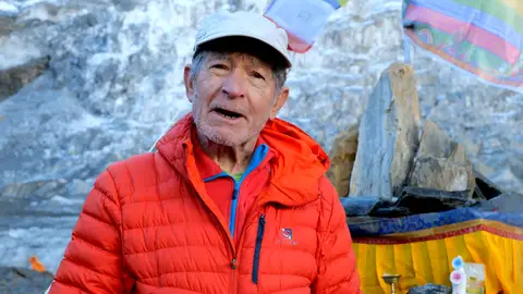 Carlos Soria, emocionado tras abandonar su subida al Dhaulagiri: "Mucha gente de mi edad ha desaparecido por la pandemia" Carlos Soria, emocionado tras abandonar su subida al Dhaulagiri: "Mucha gente de mi edad ha desaparecido por la pandemia"