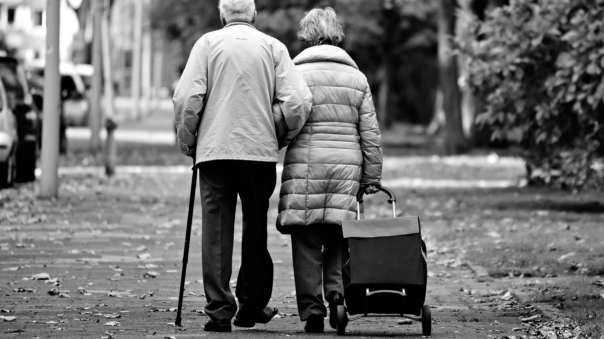 Una pareja de ancianos dándose la mano Una pareja de ancianos dándose la mano