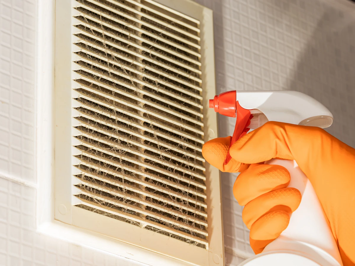 Cómo limpiar las rejillas de ventilación del cuarto de baño y
