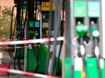 El Gobierno británico admite que la falta de combustible en gasolineras puede durar otra semana El Gobierno británico admite que la falta de combustible en gasolineras puede durar otra semana