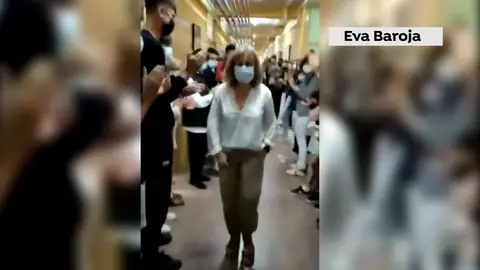 El momento viral en el que estudiantes de un instituto despiden a Mariví, la orientadora del centro El momento viral en el que estudiantes de un instituto despiden a Mariví, la orientadora del centro