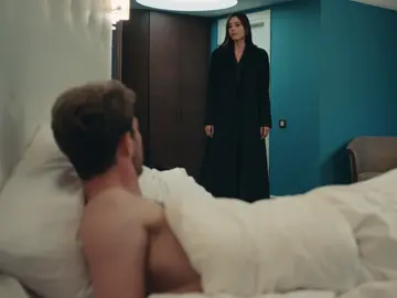 Asya se acuesta con Mert, el mejor amigo de su marido: “Se lo diré a Volkan” Asya se acuesta con Mert, el mejor amigo de su marido: “Se lo diré a Volkan”