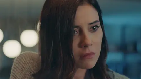 Nil mantiene una conversación íntima con Derin... mientras Asya lo escucha todo por teléfono 'Infiel'