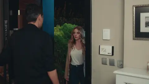 Derin se presenta por sorpresa en casa de Volkan 'Infiel'