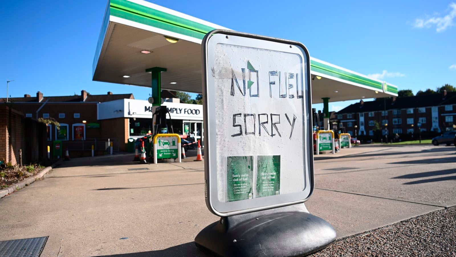 Militares comienzan a repartir combustible a las gasolineras de Reino Unido ante la falta de transportistas