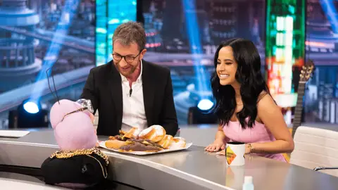 Pablo Motos tienta a Becky G con una de sus debilidades... !la repostería! un momento único