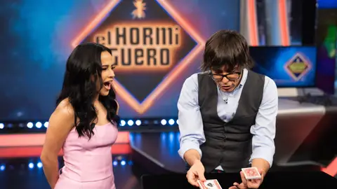 Becky G alucina con el truco de magia de Luis Piedrahita: “!Qué cara de suspicacia!” Un truco con cartas