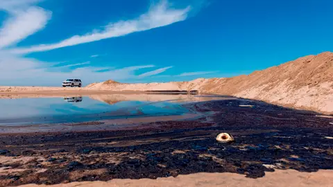 Alquitrán frente a la playa de Huntington Beach, California, tras un derrame de petróleo El alquitrán se acumula en la costa luego de un derrame de petróleo frente a la costa de Huntington Beach, California,