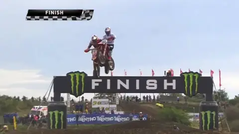 El brutal choque de Jorge Prado en el aire celebrando su victoria en Alemania El brutal choque de Jorge Prado en el aire celebrando su victoria en Alemania