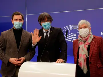 os eurodiputados Clara Ponsatí y Antoni Comín (i), junto al expresidente catalán Carles Puigdemont os eurodiputados Clara Ponsatí y Antoni Comín (i), junto al expresidente catalán Carles Puigdemont