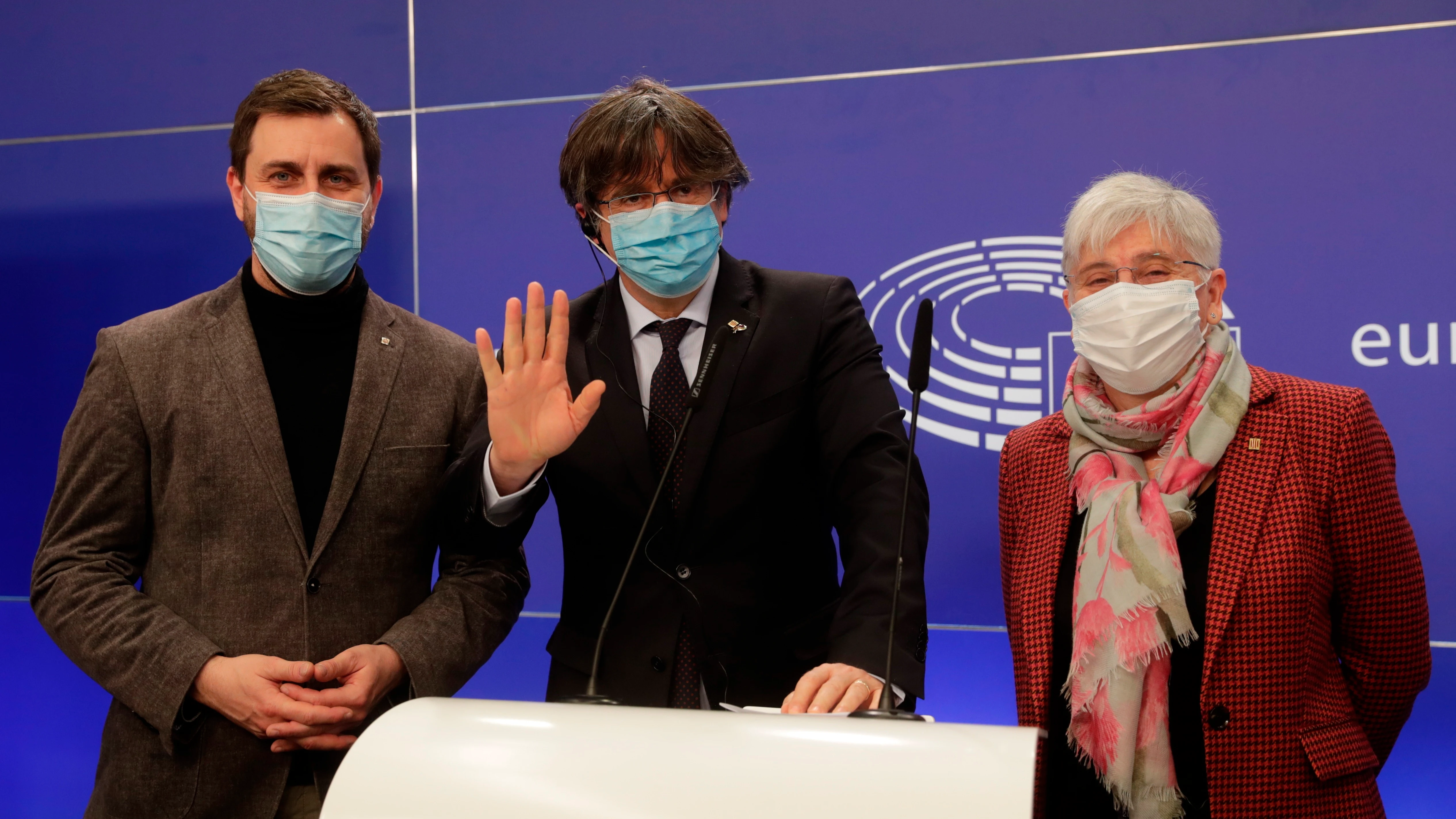 os eurodiputados Clara Ponsatí y Antoni Comín (i), junto al expresidente catalán Carles Puigdemont os eurodiputados Clara Ponsatí y Antoni Comín (i), junto al expresidente catalán Carles Puigdemont