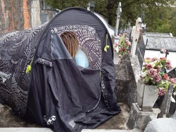 Una peregrina alemana desalojada de un cementerio de Lugo tras acampar en un nicho 