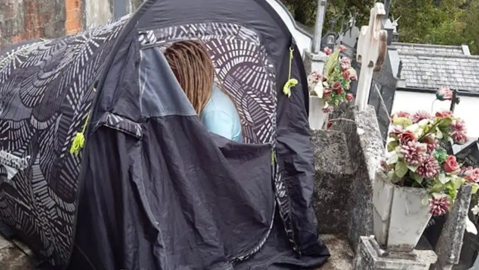 Una peregrina alemana desalojada de un cementerio de Lugo tras acampar en un nicho Una peregrina alemana desalojada de un cementerio de Lugo tras acampar en un nicho