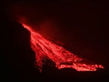 Un timelapse muestra el momento en el que se derrumba el cono principal del volcán de La Palma