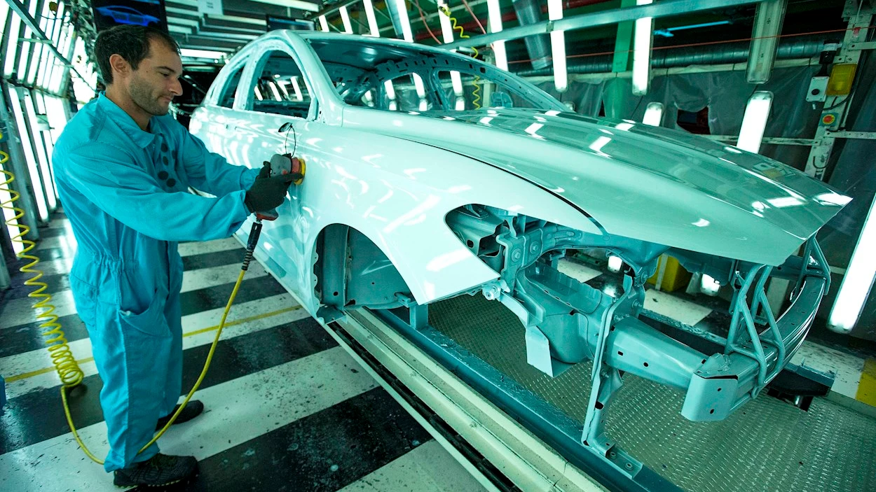 Un trabajador de la planta de pintura de Ford en Almussafes (Valencia)