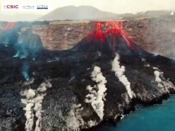 Increíbles imágenes del volcán en su entrada al agua.