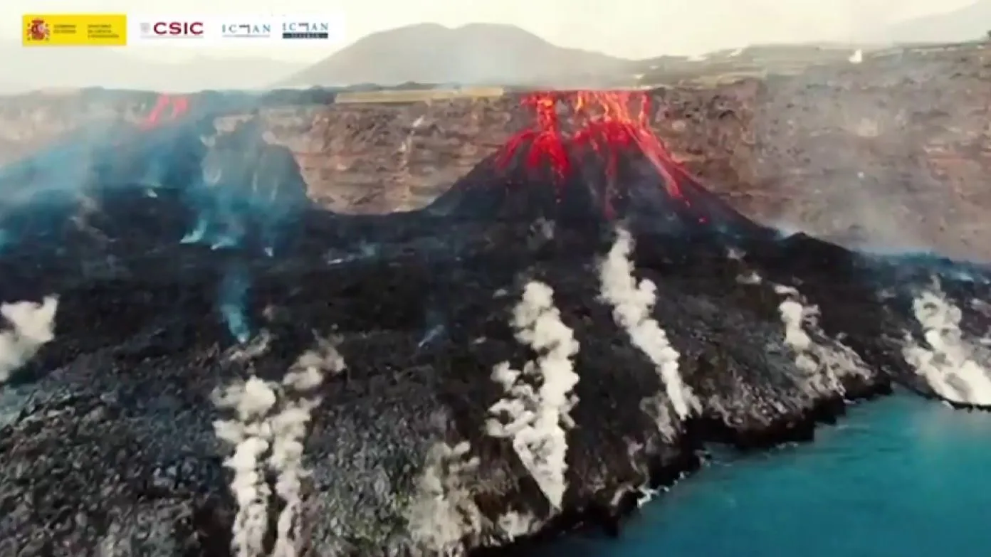 Increíbles imágenes del volcán en su entrada al agua. Increíbles imágenes del volcán en su entrada al agua.
