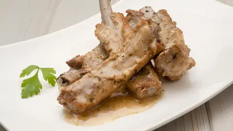 La receta de Arguiñano para comer con amigos: costillas de cerdo con salsa de limón La receta de Arguiñano para comer con amigos: costillas de cerdo con salsa de limón
