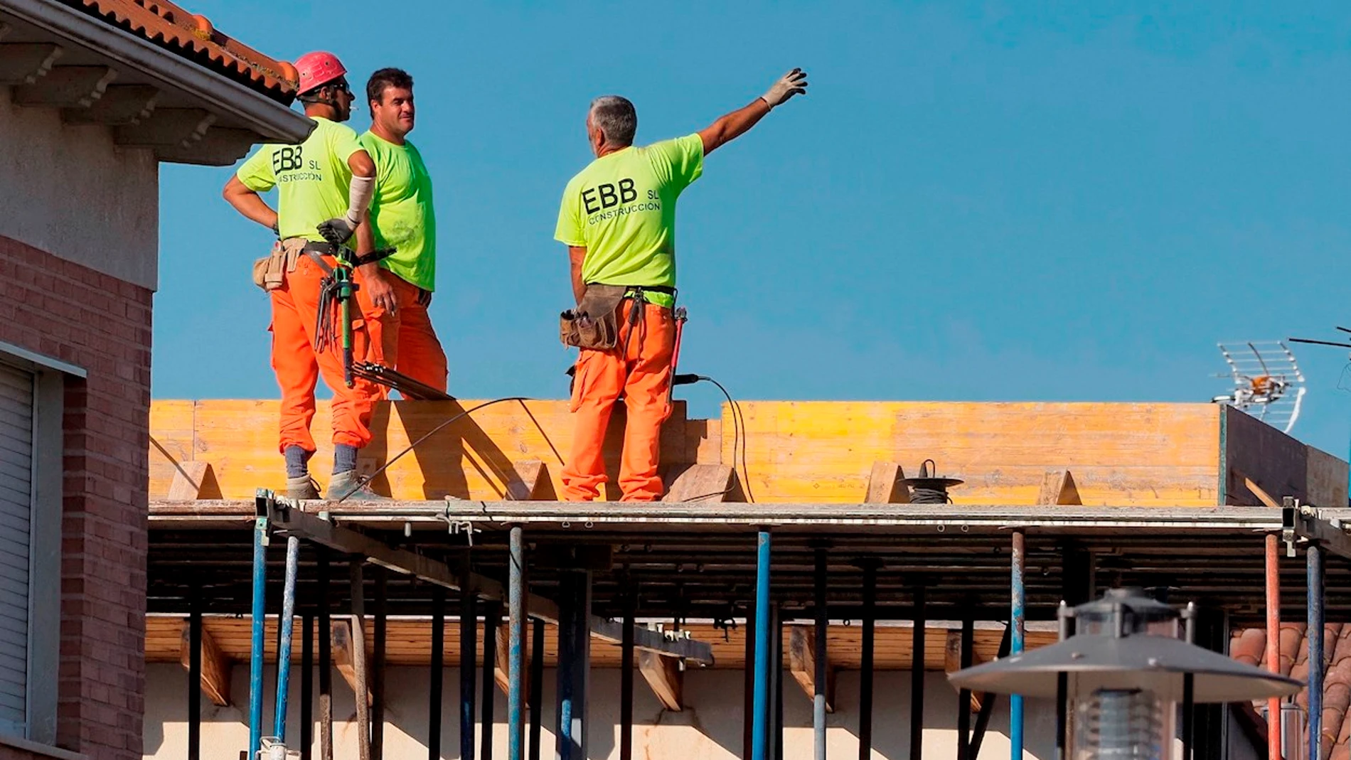 Unos trabajadores durante su jornada laboral en un edificio en construcción en Valladolid, en una fotografía de archivo
