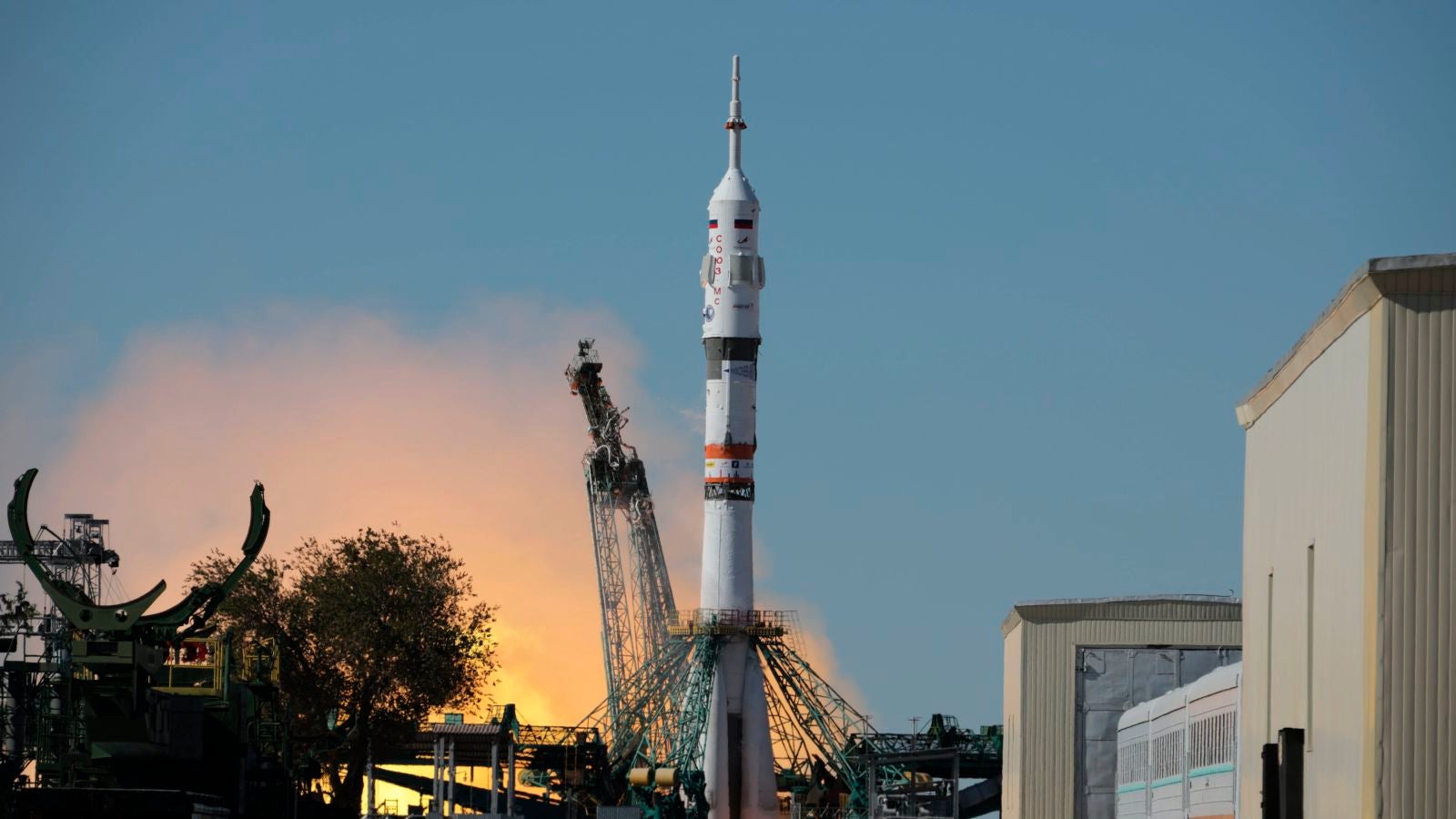 Rusia lanza al espacio a una actriz y a un productor de cine para grabar una película