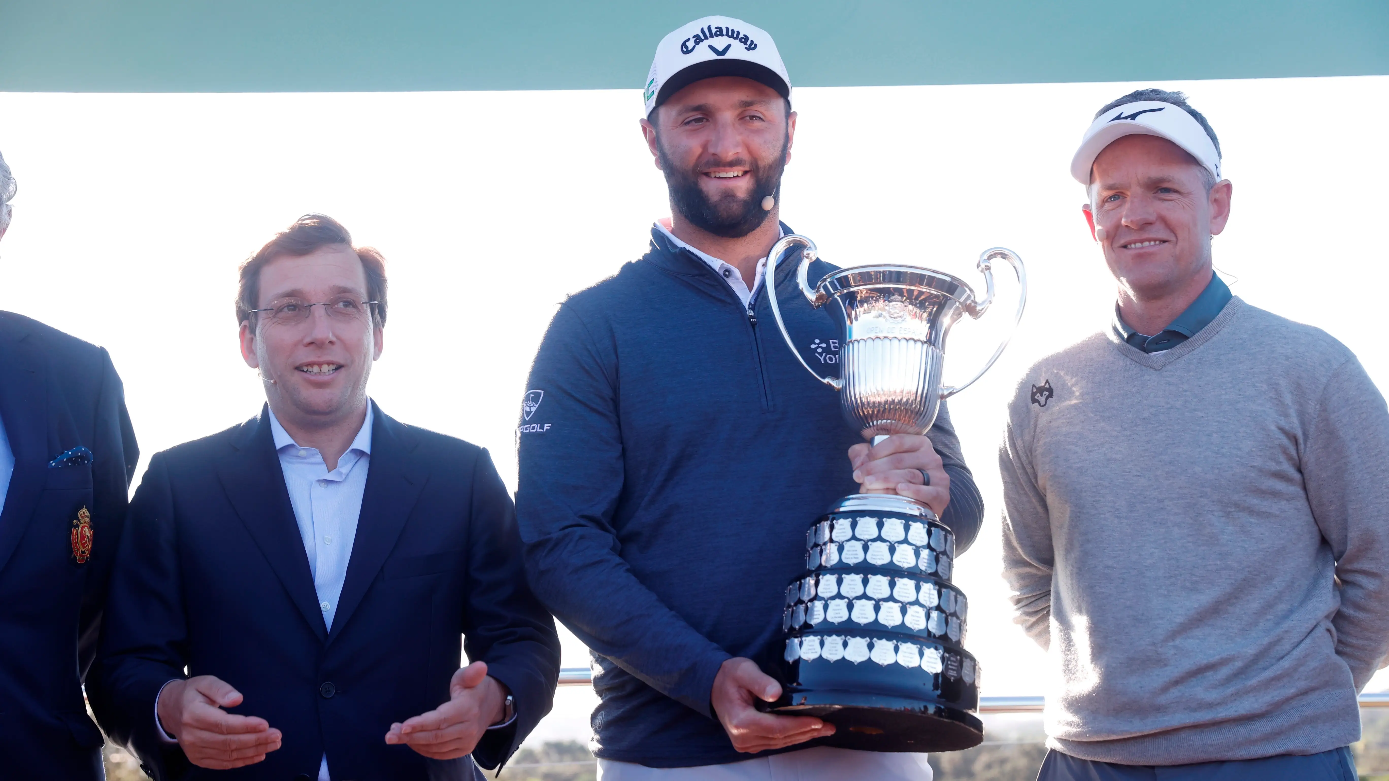 El alcalde de Madrid, Jos&eacute; Luis Mart&iacute;nez-Almeida, junto a los golfistas Luke Donald y Jon Rahm