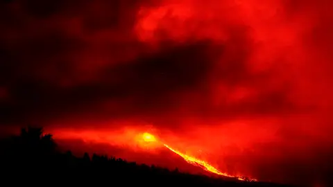 Vista esta madrugada de la erupción del volcán de La Palma y una de sus coladas de lava desde la localidad de Tajuya, en el municipio de El Paso Vista esta madrugada de la erupción del volcán de La Palma y una de sus coladas de lava desde la localidad de Tajuya, en el municipio de El Paso