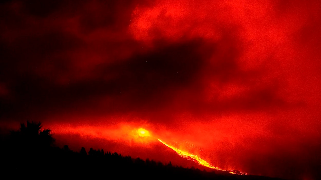 Vista esta madrugada de la erupción del volcán de La Palma y una de sus coladas de lava desde la localidad de Tajuya, en el municipio de El Paso Vista esta madrugada de la erupción del volcán de La Palma y una de sus coladas de lava desde la localidad de Tajuya, en el municipio de El Paso