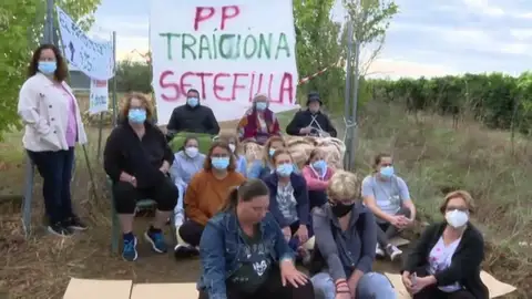 Vecinos de Setefilla, una pedanía de Lora del Río en Sevilla, se encadenan para evitar la construcción de una depuradora Vecinos de Setefilla, una pedanía de Lora del Río en Sevilla, se encadenan para evitar la construcción de una depuradora