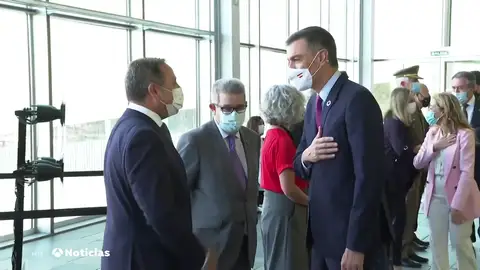Pedro Sánchez se come un plátano canario como muestra de apoyo a los afectados por el volcán de La Palma Pedro Sánchez se come un plátano canario como muestra de apoyo a los afectados por el volcán de La Palma