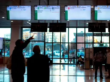 Detenidos dos menores por agredir a un hombre en la estación de Renfe de Tres Cantos Detenidos dos menores por agredir a un hombre en la estación de Renfe de Tres Cantos