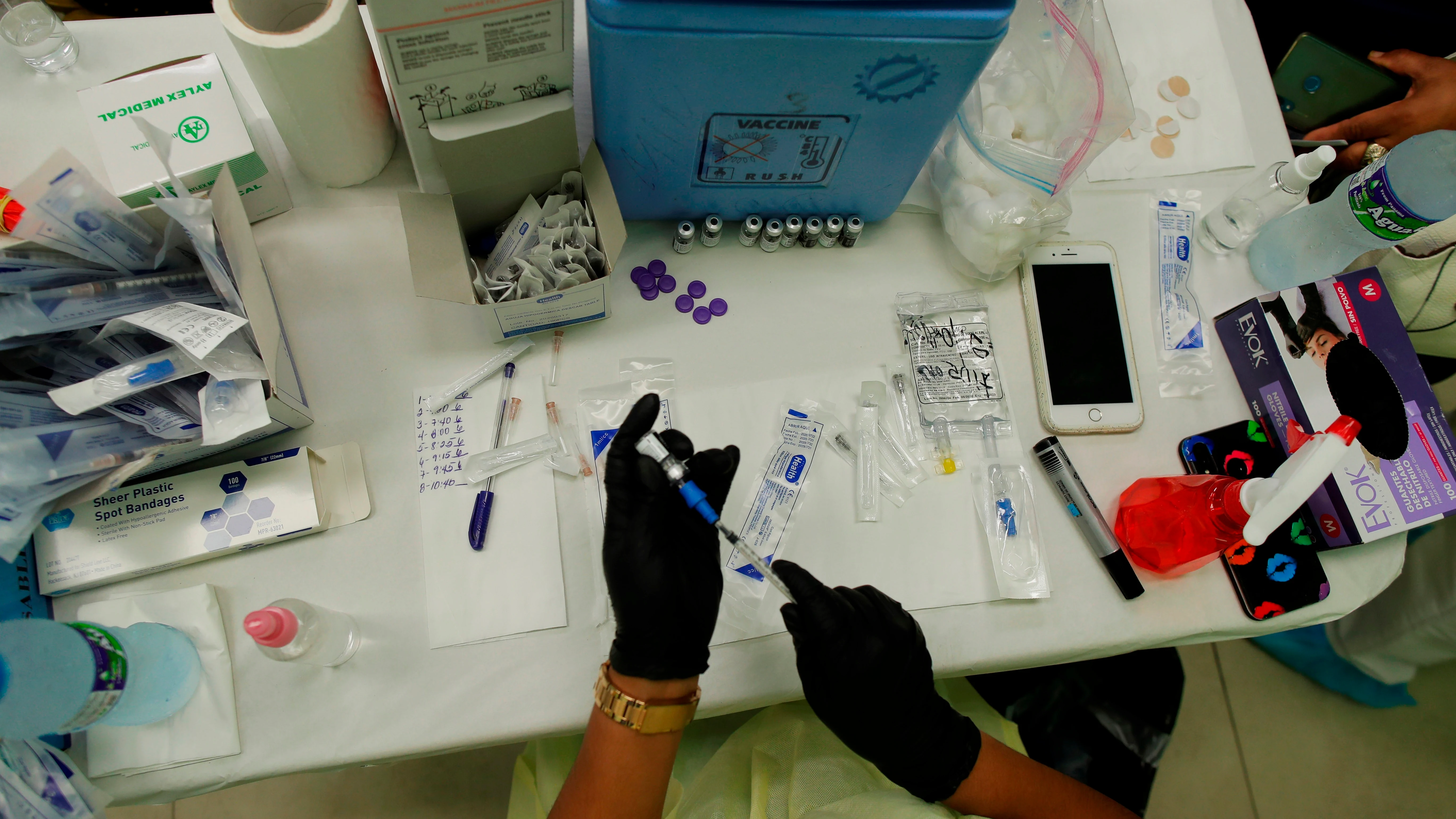 La EMA no hace una recomendaci&oacute;n sobre "cu&aacute;ndo y qui&eacute;n" recibir&aacute; una 3&ordf; dosis de la vacuna del covid-19