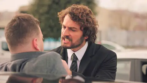 Han agrede a un hombre cercano a Inci: “¿Qué haces con mi mujer?” Han agrede a un hombre cercano a Inci: “¿Qué haces con mi mujer?”